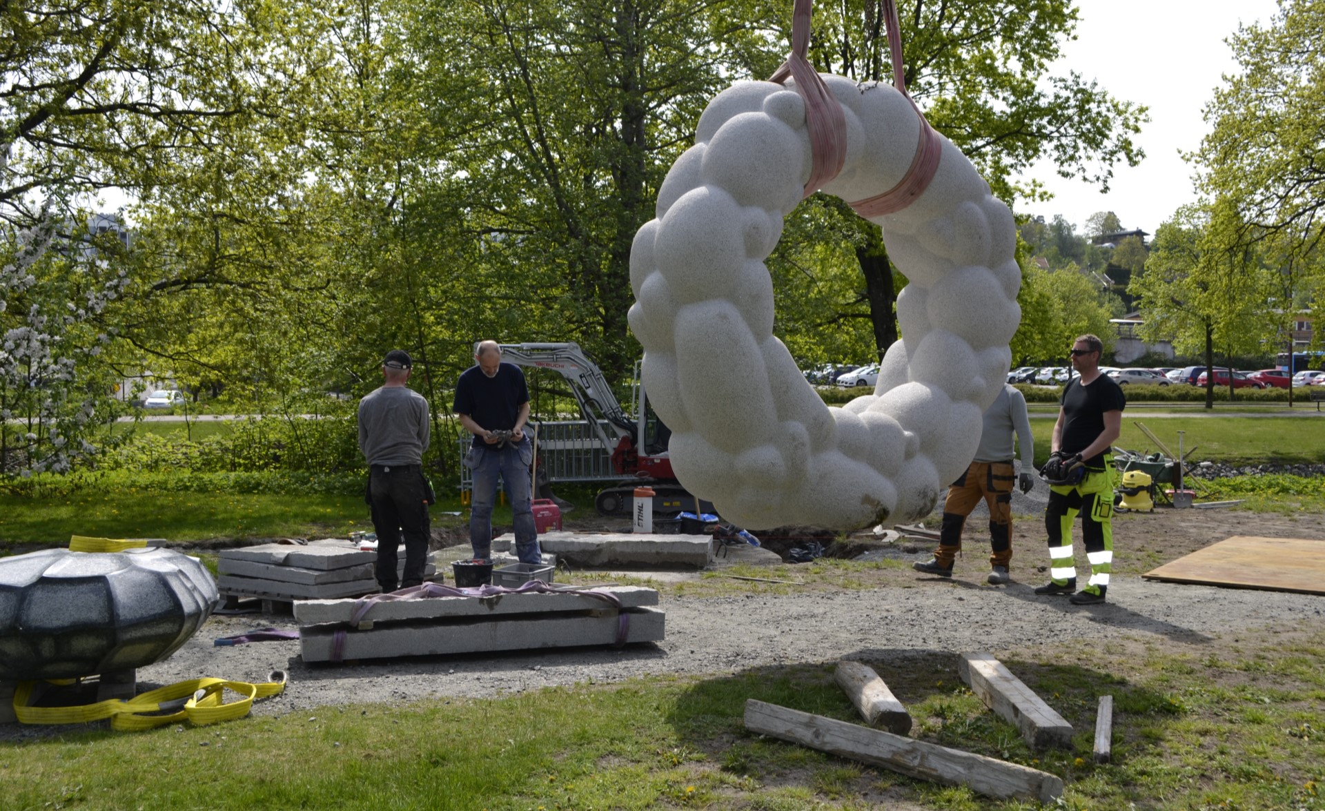 Konstverket Cumulus av konstnären Peder Istad monteras på plats vid Kulturhusudden.