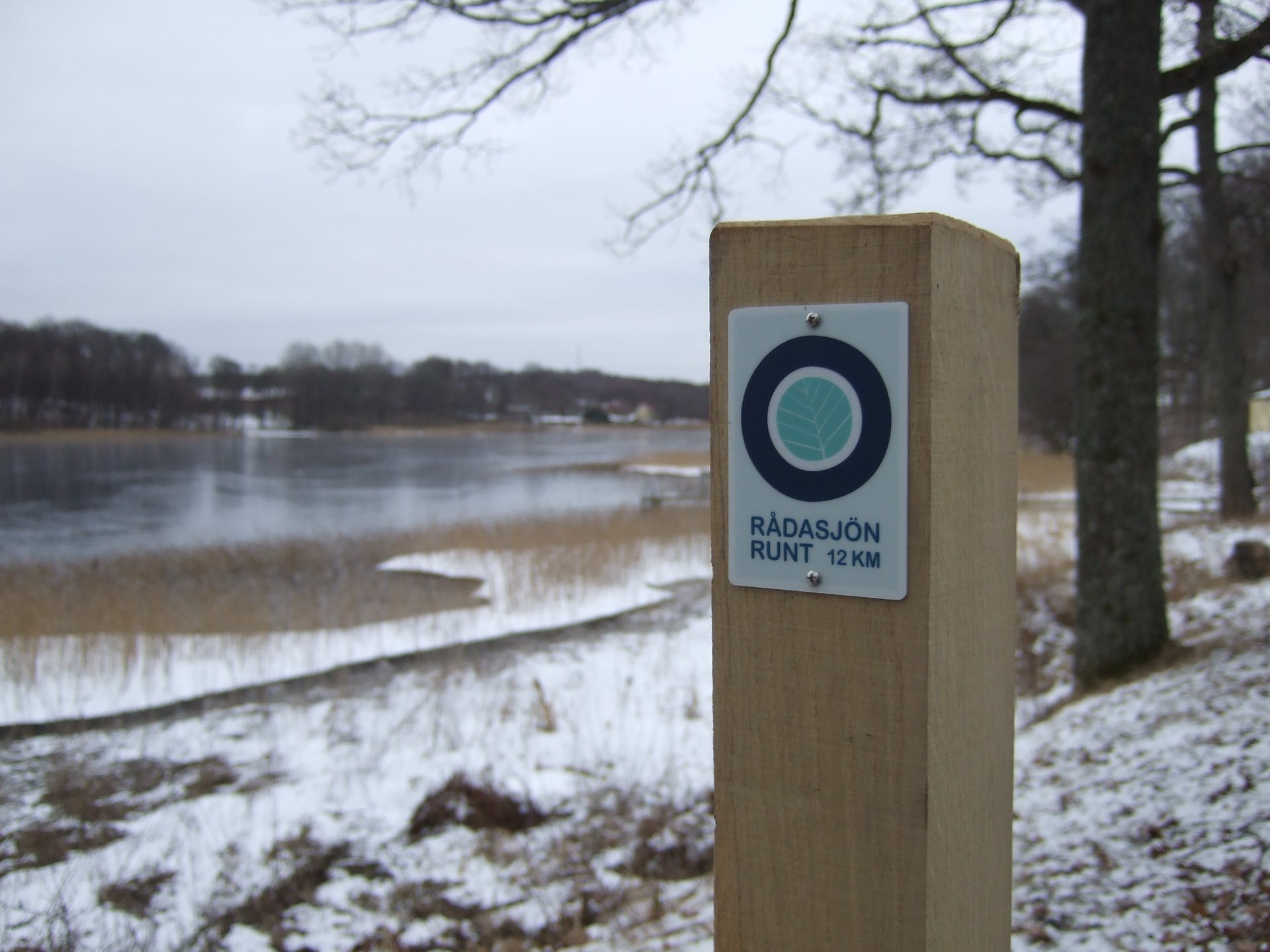 Rådasjön runt är markerad med vägvisningsstolpar. Foto: K Meyer