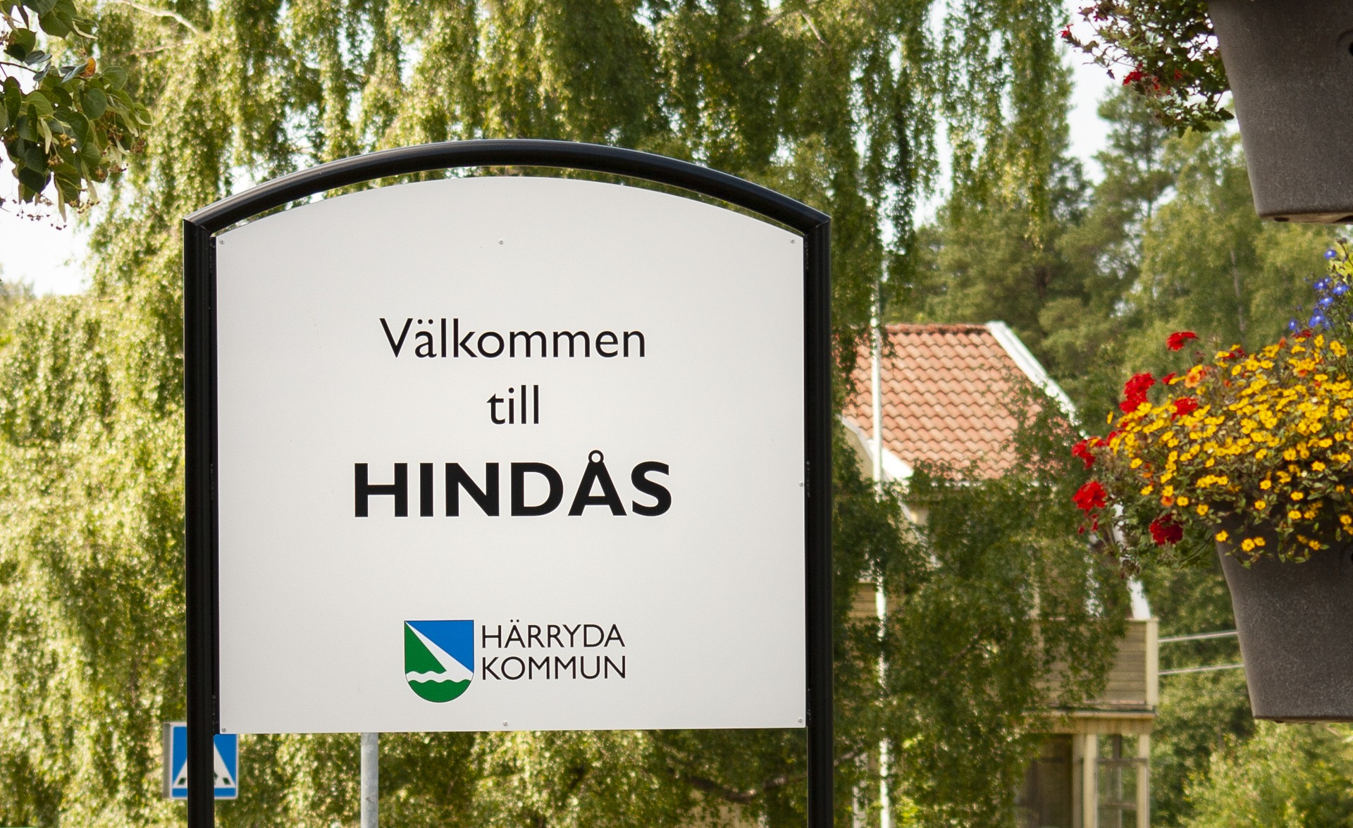 Bild på en skylt med texten välkommen till Hindås