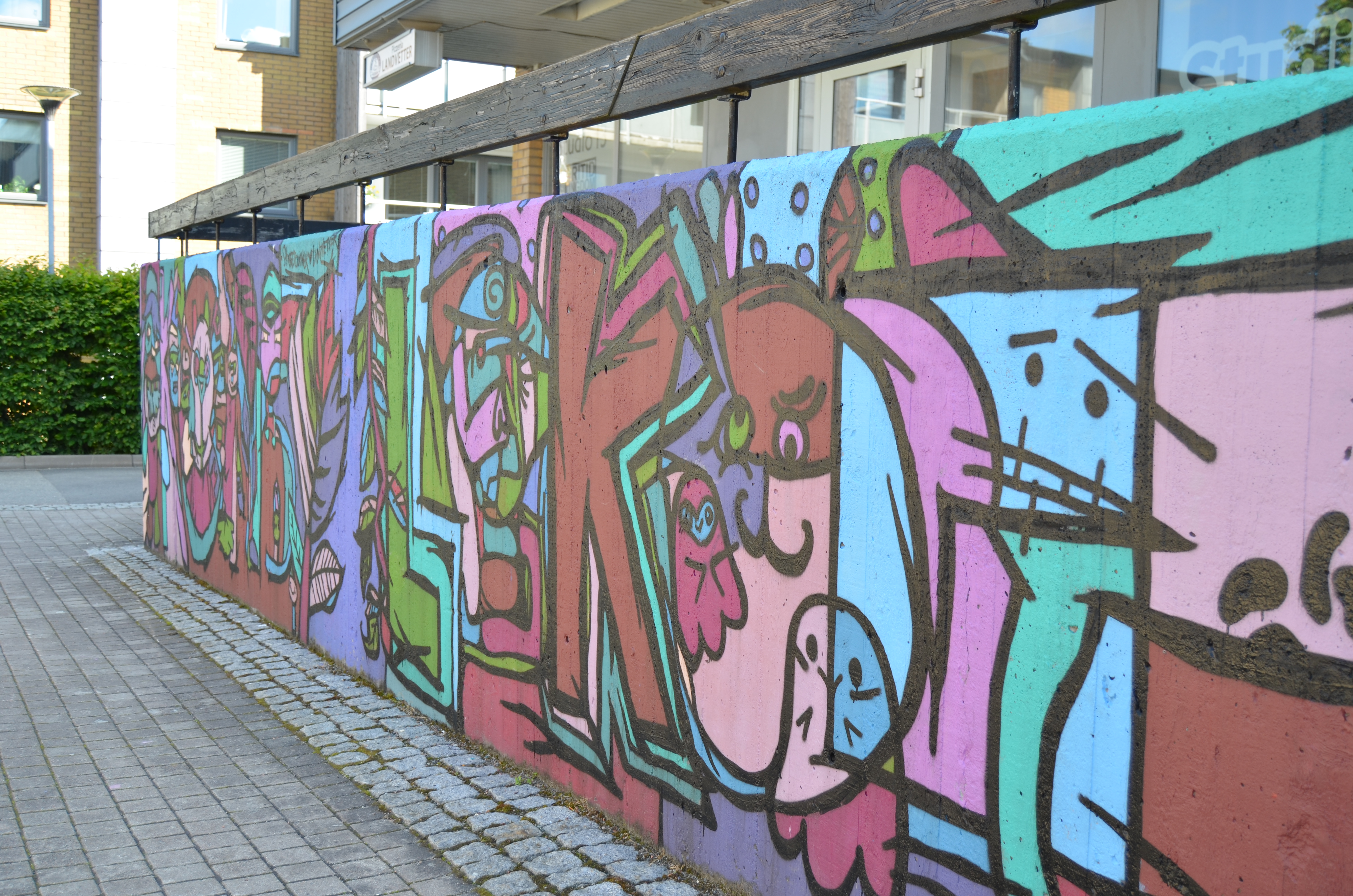 Street art gjort av ett ungdomsprojekt, utanför Studio 13.