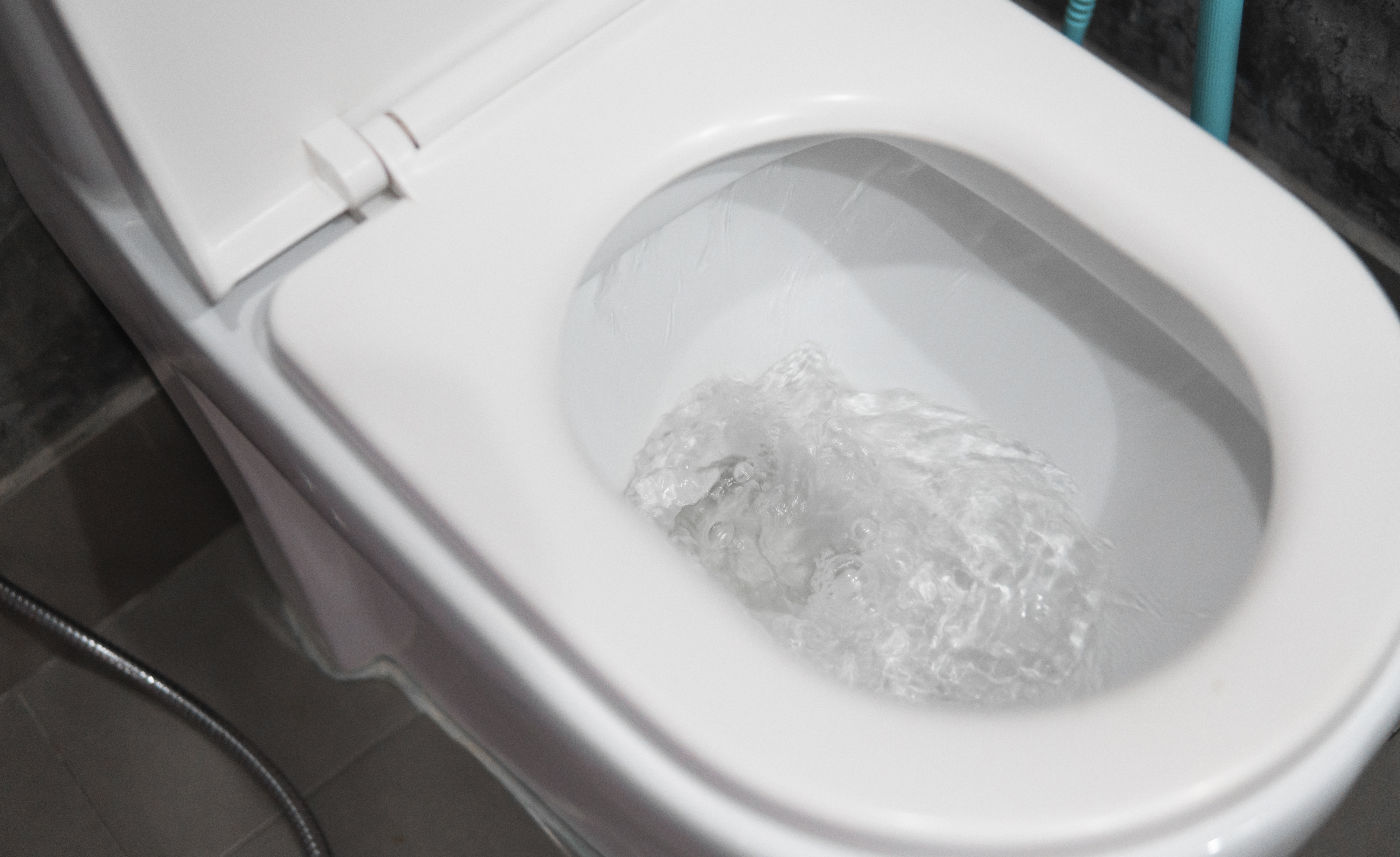 Vatten spolar i en toalettstol. 