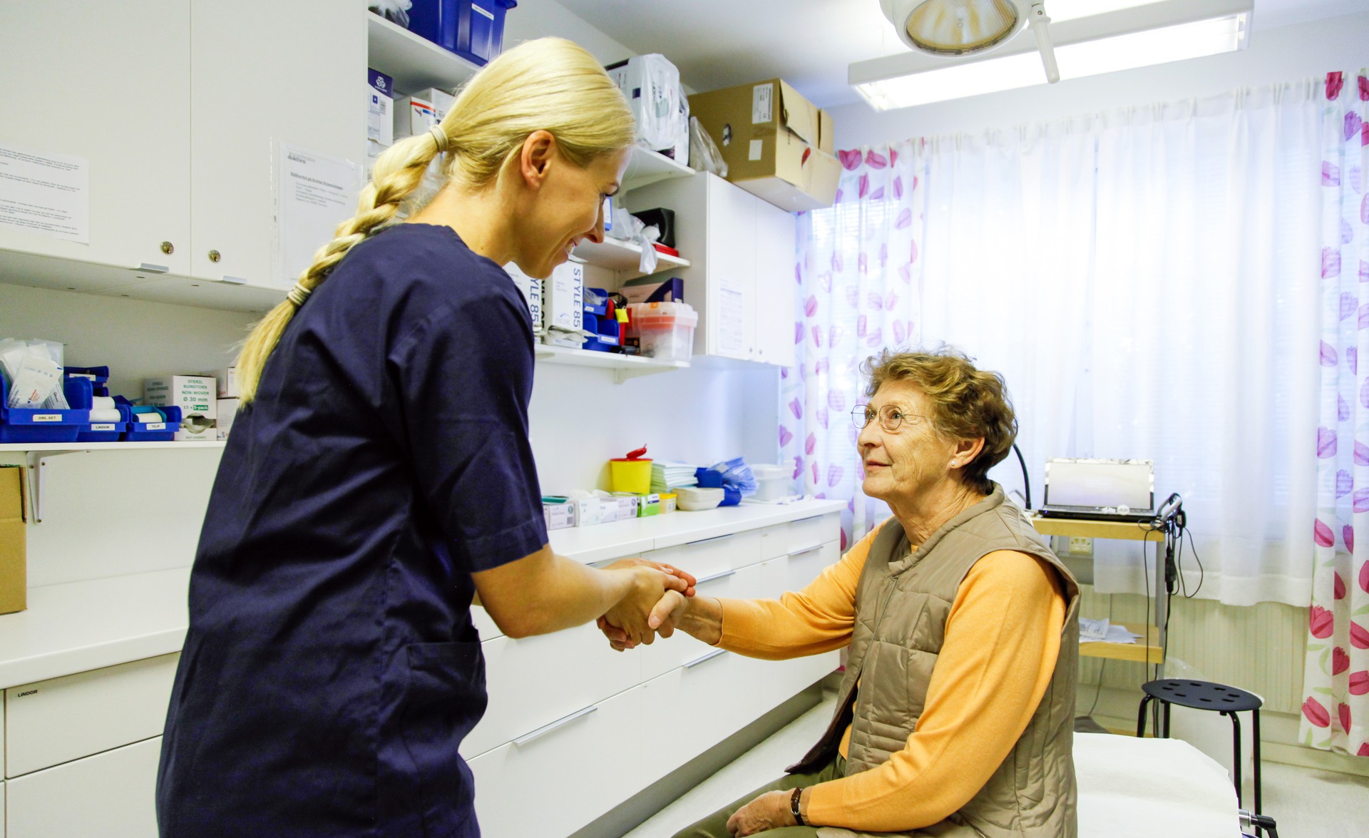 Möte mellan äldre dam och sjuksköterska 
