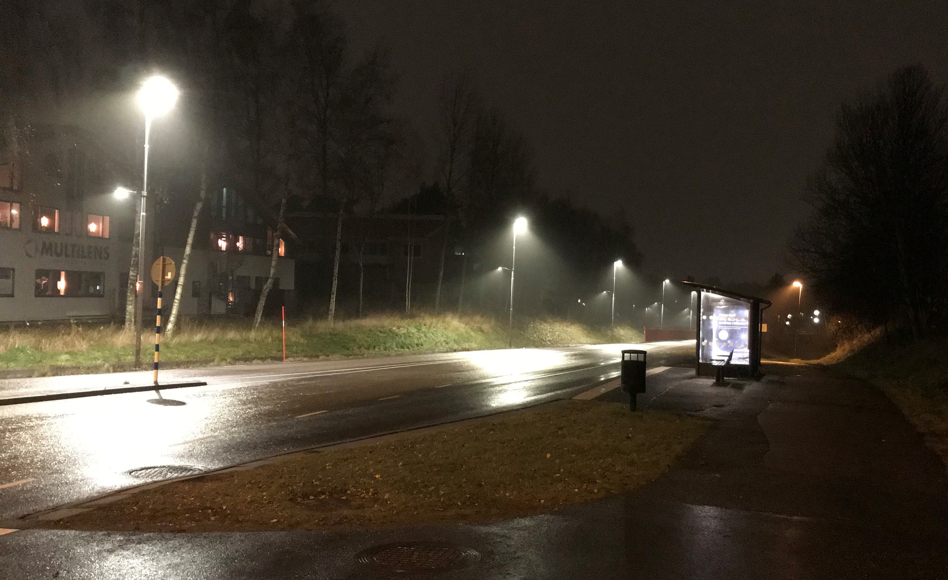 Mörk morgon i november, ingen ute. God belysning skapar trygghet kring busshållplats i Mölnlycke. 2019-11-26