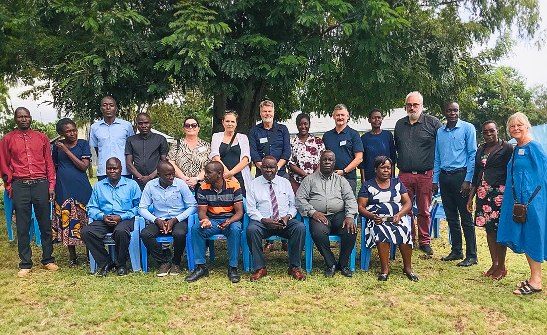 Bild på delegationen från Härryda kommun tillsammans med Kenyanska deltagare i projektet.