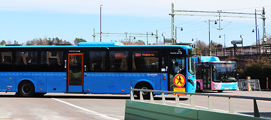 Två blå bussar står uppställda på terminalen i Mölnlycke.