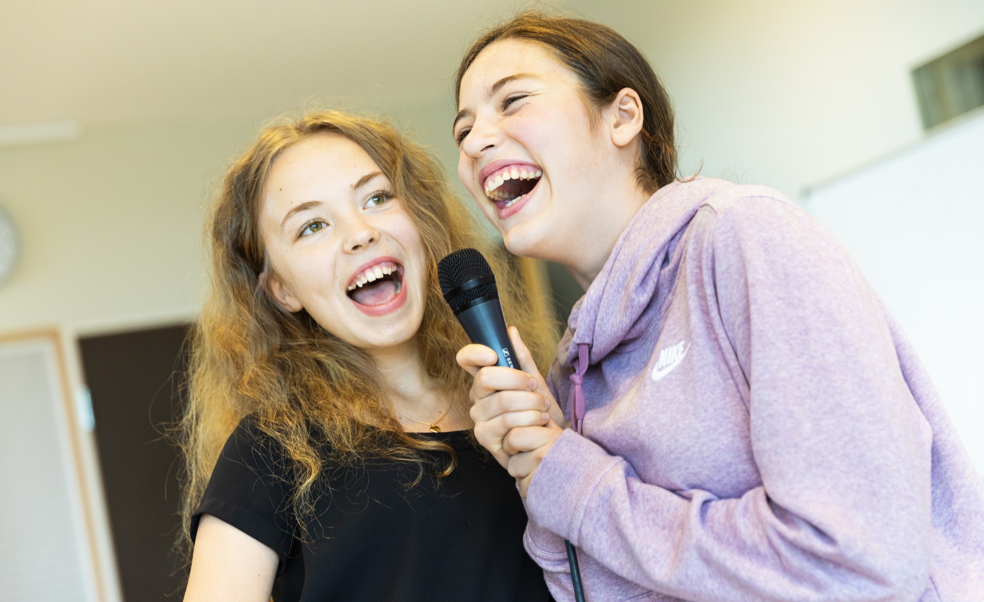 Två elever på kulturskolan sjunger i mikrofon
