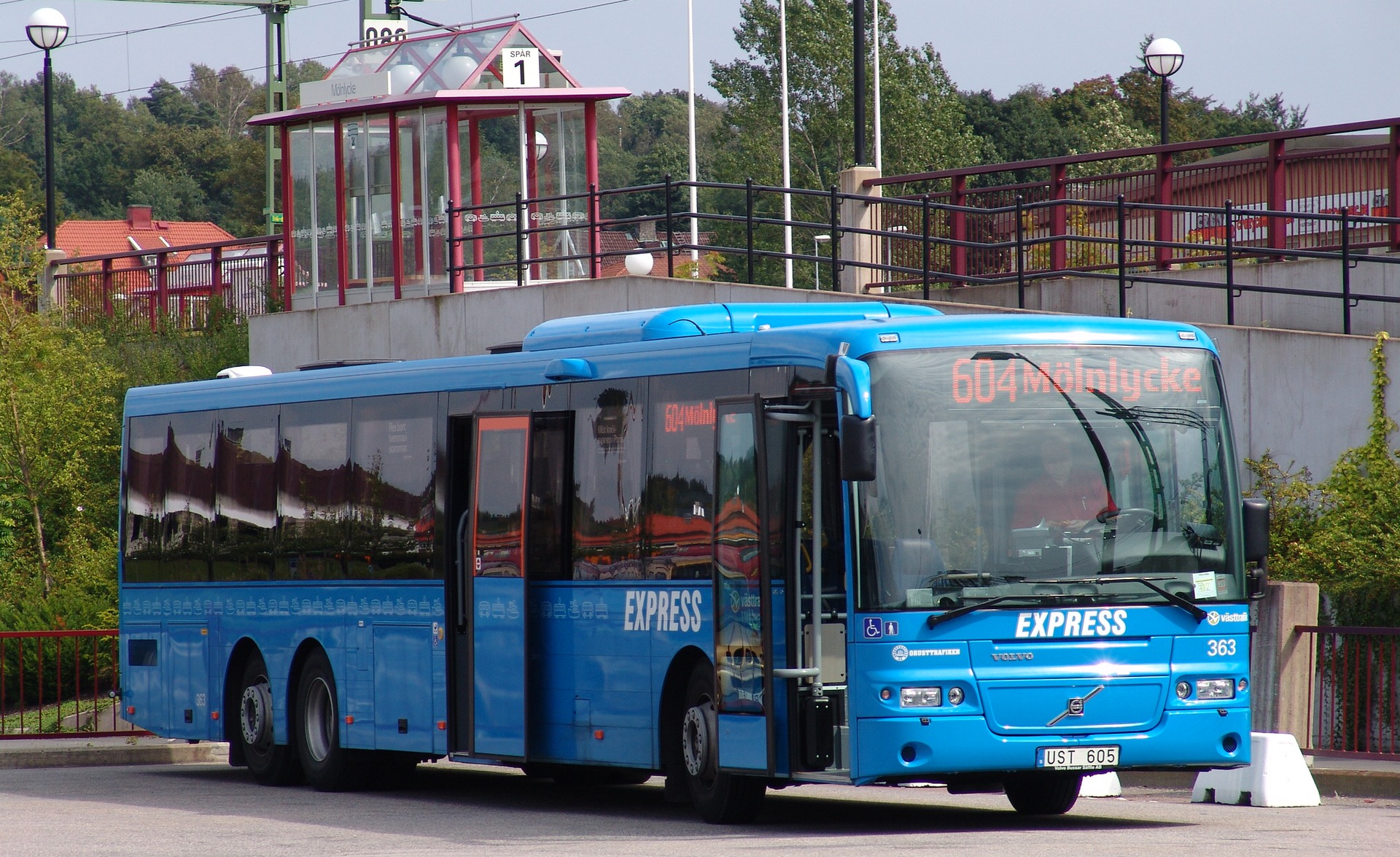Buss vid resecentrum i Mölnlycke