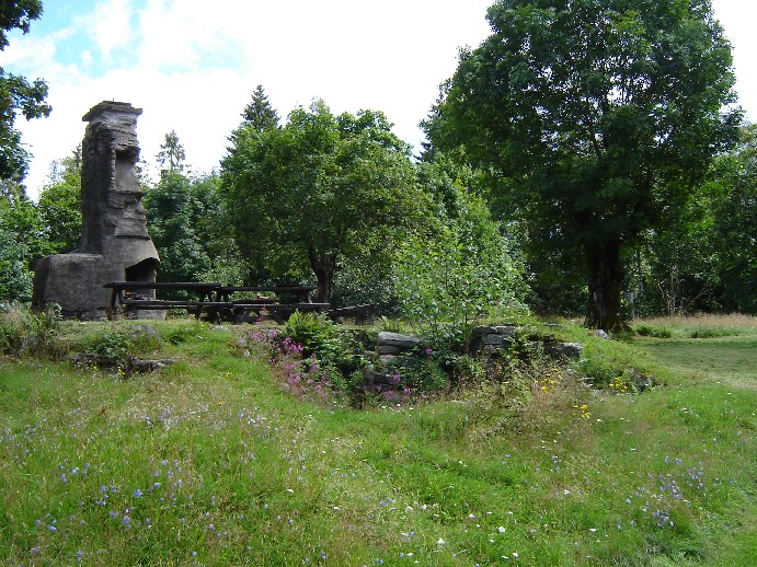 Den gamla skorstenen används idag som grillplats.